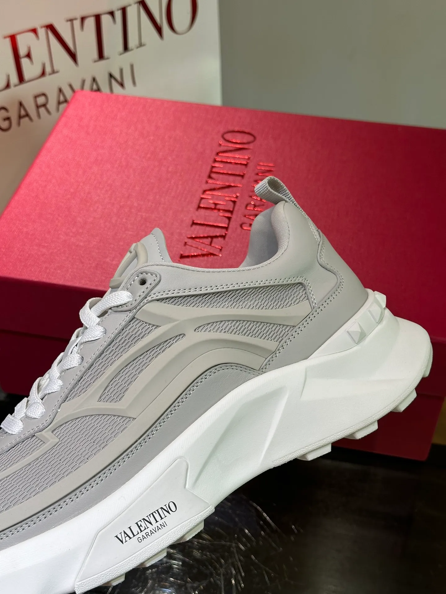 P520¥ Valentino/Valentino GaravaniTotaloopV logo new sports shoes, with leather details, silk screen printing on the tongue, combined with outsole, really easy to wear and very comfortable ~ Comes with 5 cm height increase✔️A must-have pair for fashionable men and beautiful women in summer! Size: 38-46
